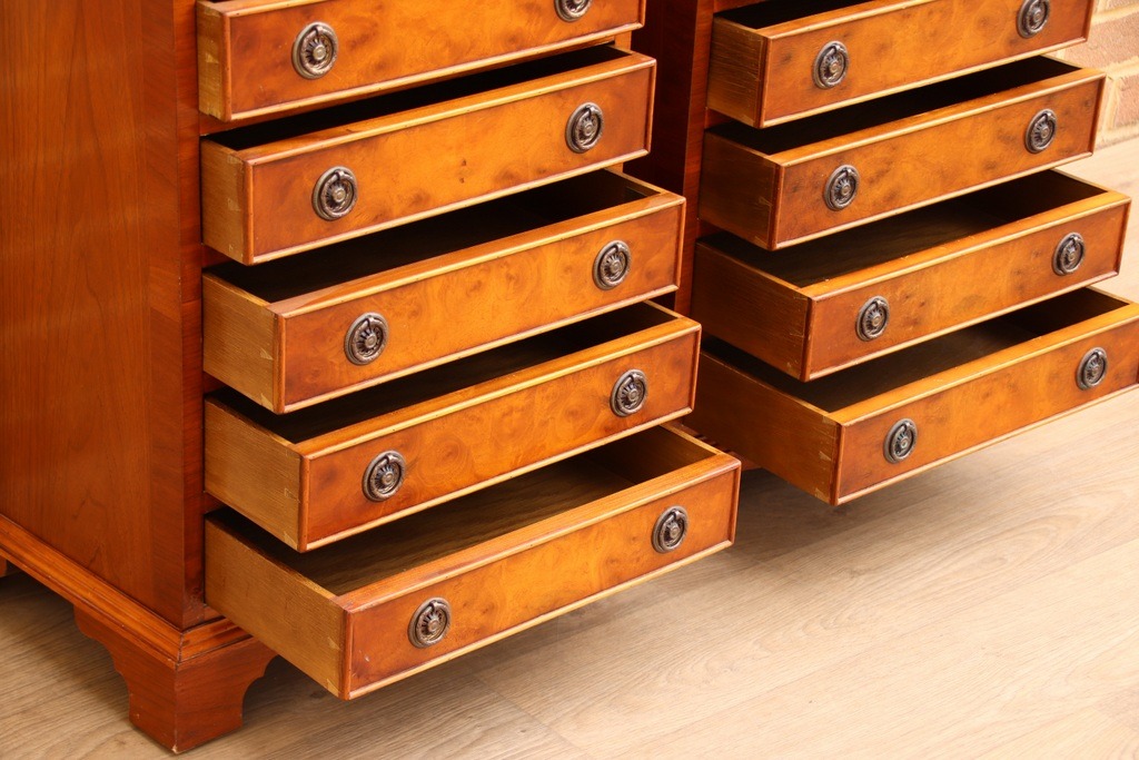 Pair of Oak Burr Bedside Chests - Image 9