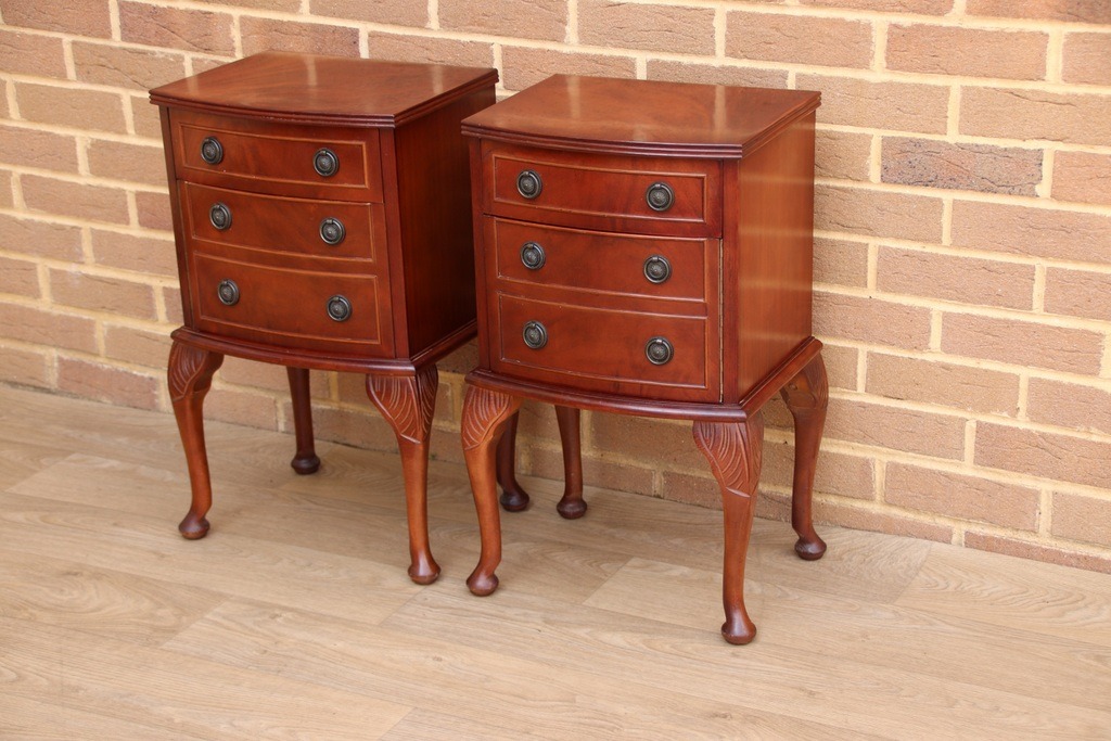 Pair of Mahogany Queen Anne Bedside Tables - Image 3
