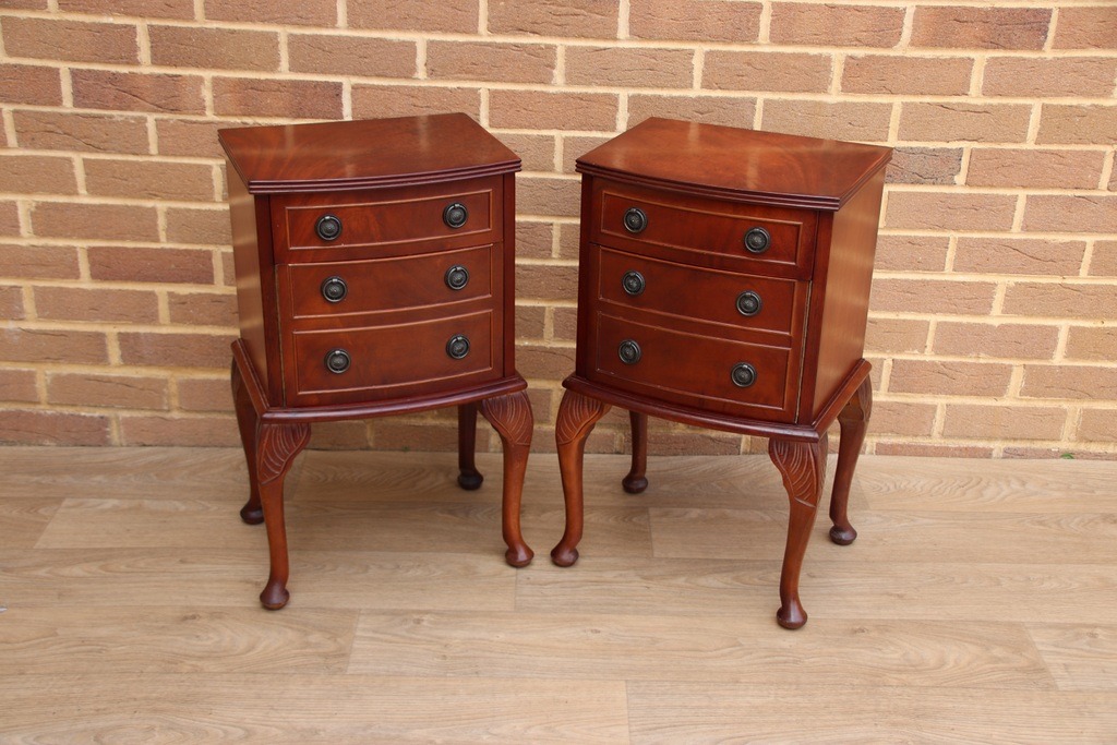 Pair of Mahogany Queen Anne Bedside Tables - Image 10