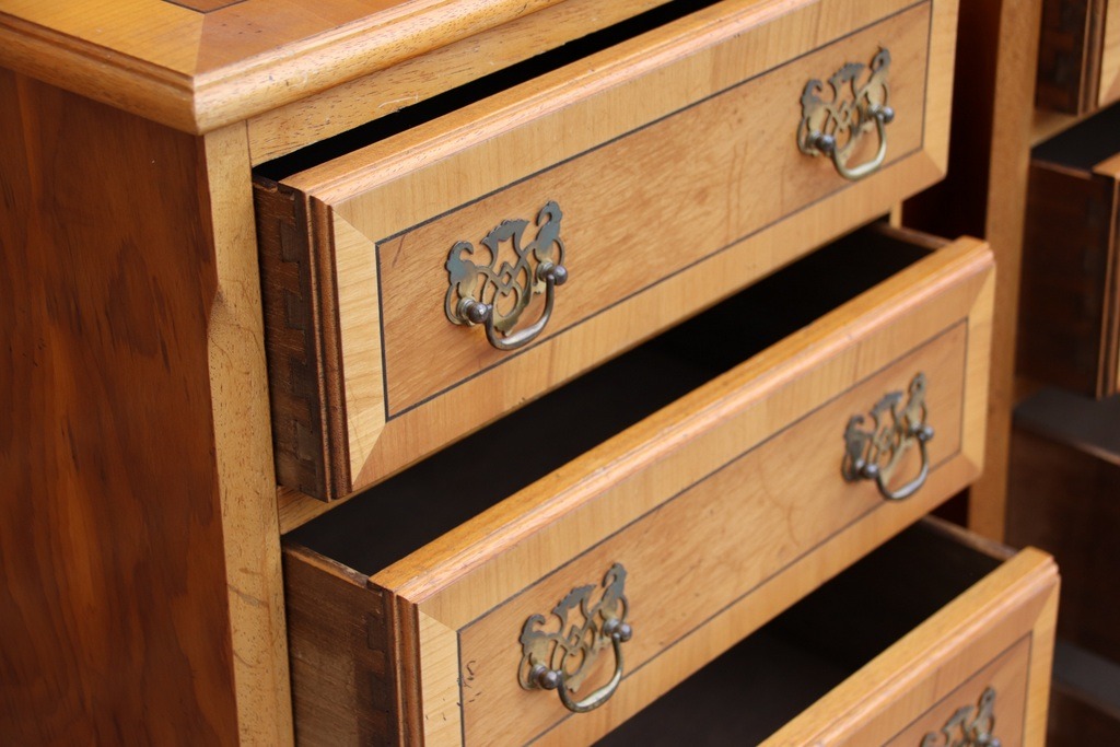 Pair of Burr Wood Bedside Chests - Image 8