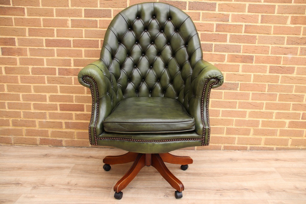 Chesterfield Padded Directors Chair - Image 2