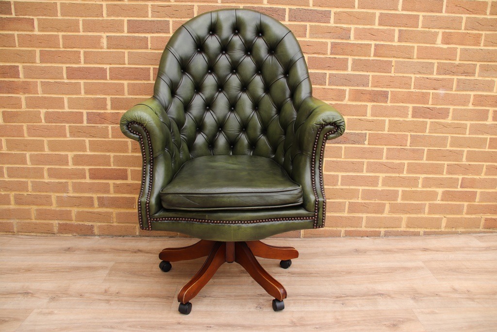 Chesterfield Padded Directors Chair - Image 3
