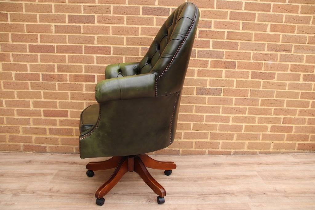 Chesterfield Padded Directors Chair - Image 5