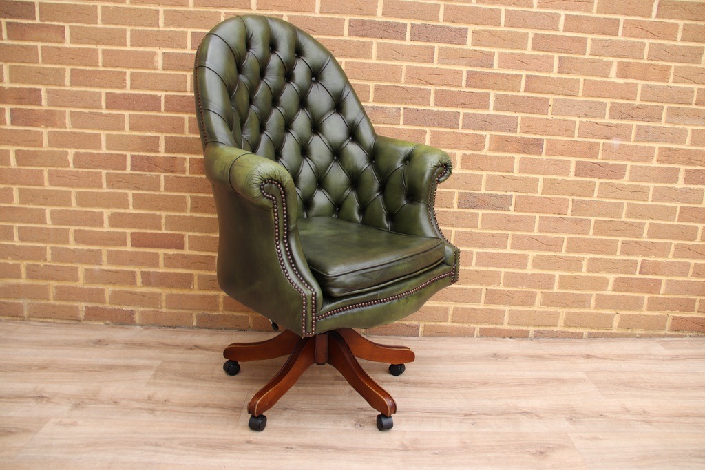 Chesterfield Padded Directors Chair - Image 8