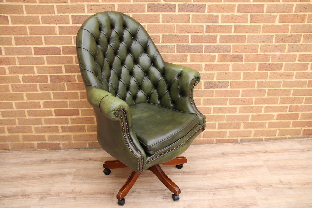 Chesterfield Padded Directors Chair - Image 11