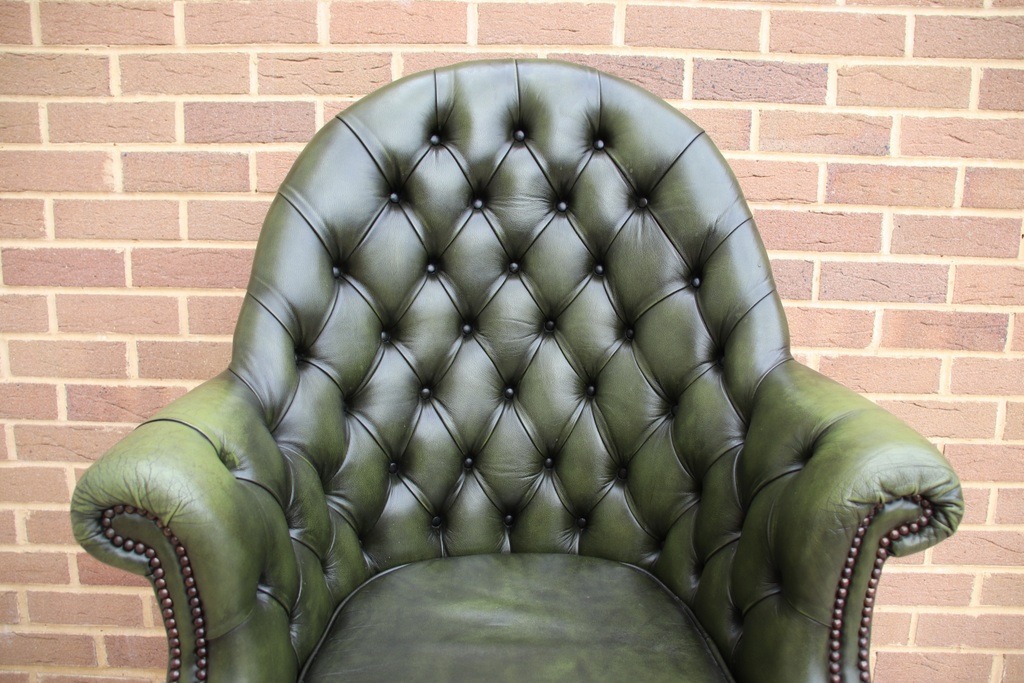Chesterfield Padded Directors Chair - Image 13