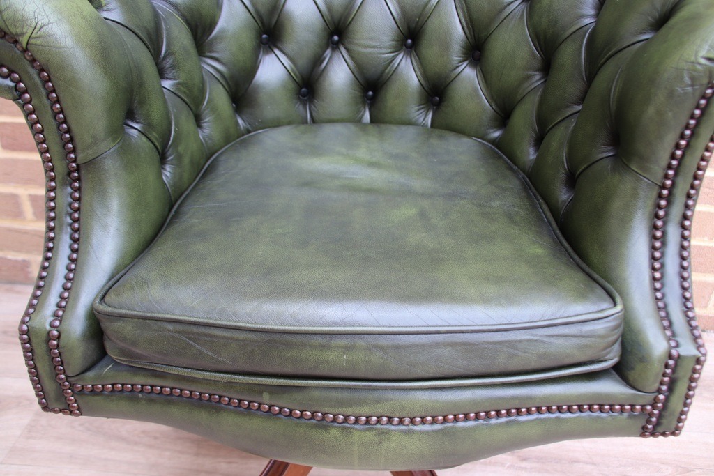Chesterfield Padded Directors Chair - Image 14