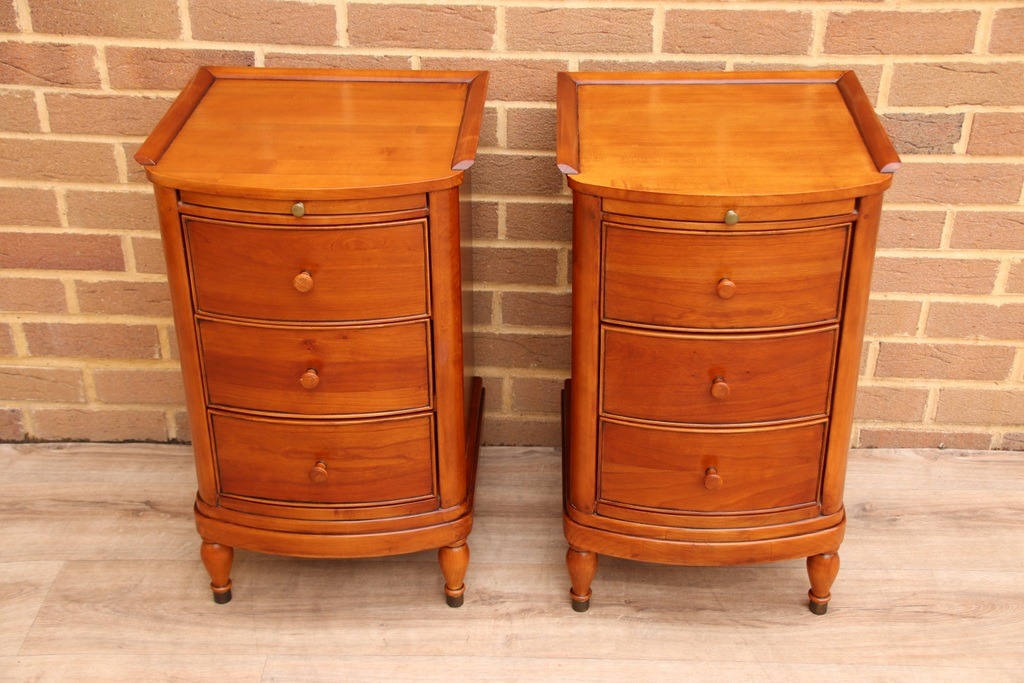 Pair of Willis and Gambier Bedside Tables - Image 3