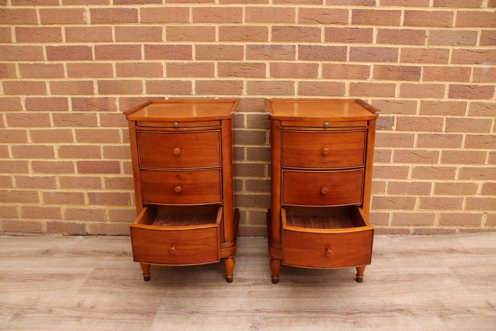 Pair of Willis and Gambier Bedside Tables - Image 4
