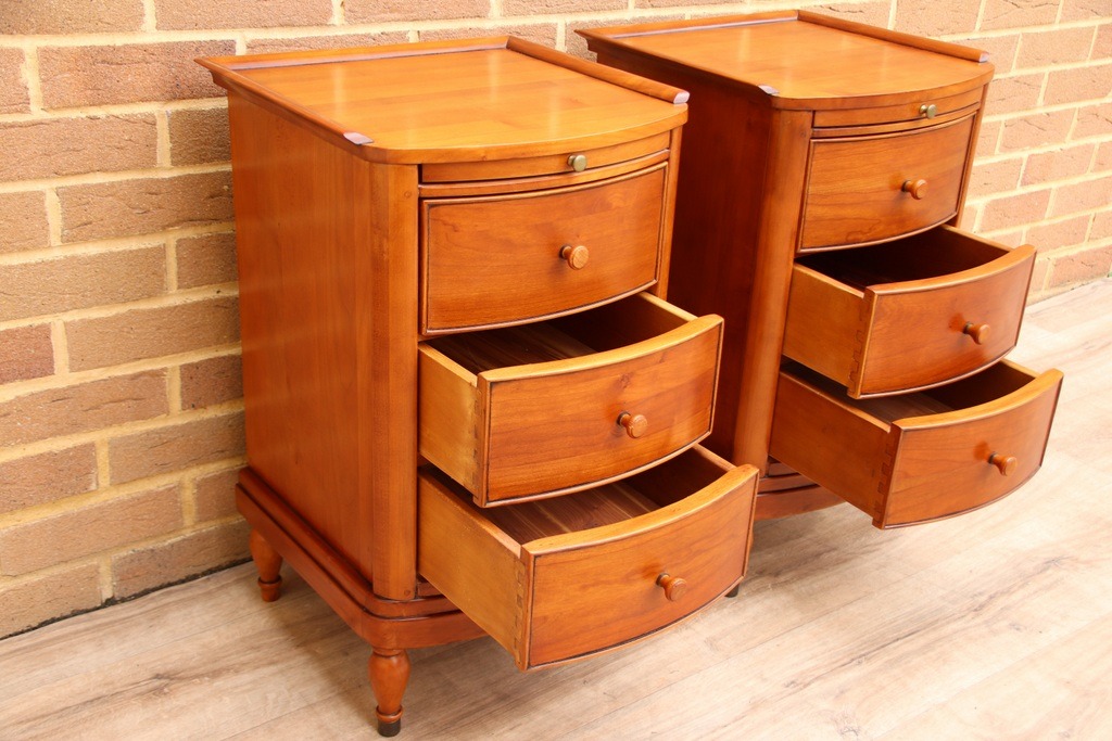 Pair of Willis and Gambier Bedside Tables - Image 5