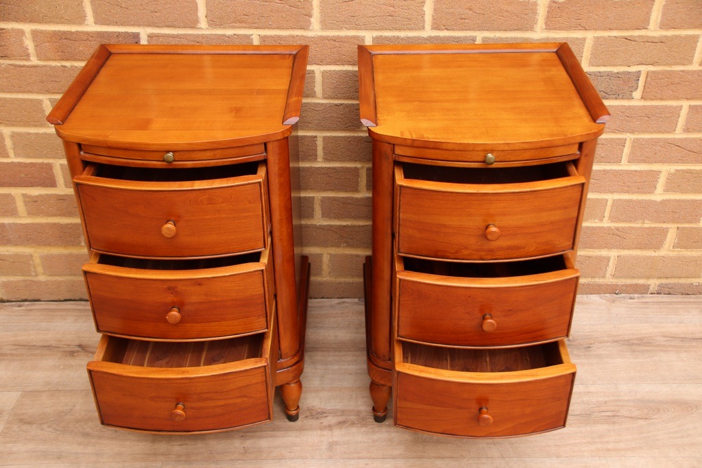 Pair of Willis and Gambier Bedside Tables - Image 6