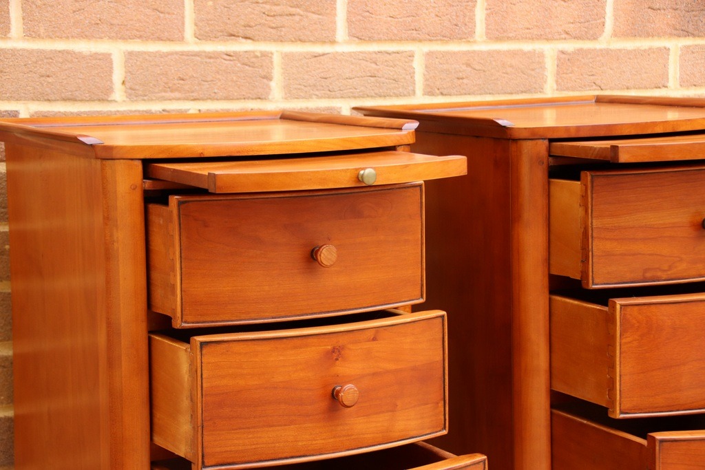 Pair of Willis and Gambier Bedside Tables - Image 8