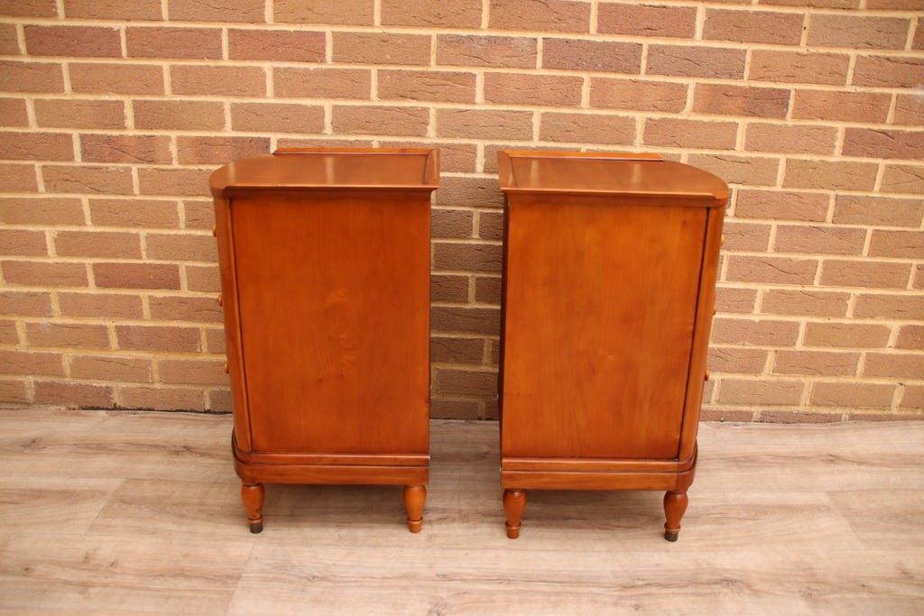 Pair of Willis and Gambier Bedside Tables - Image 14