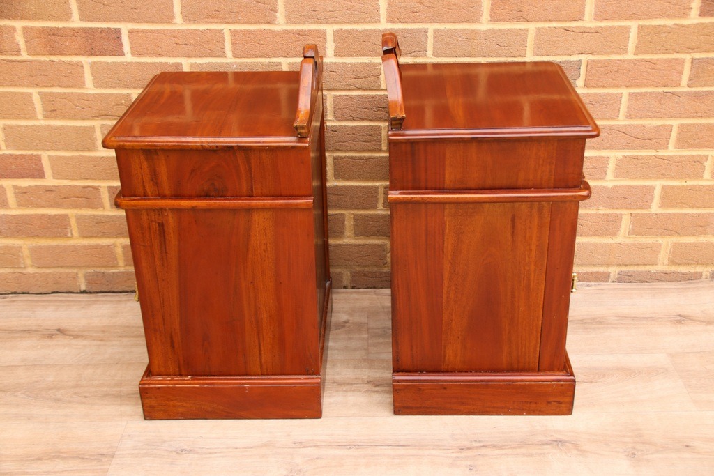Pair of Mahogany Crafted Bedside Tables - Image 9