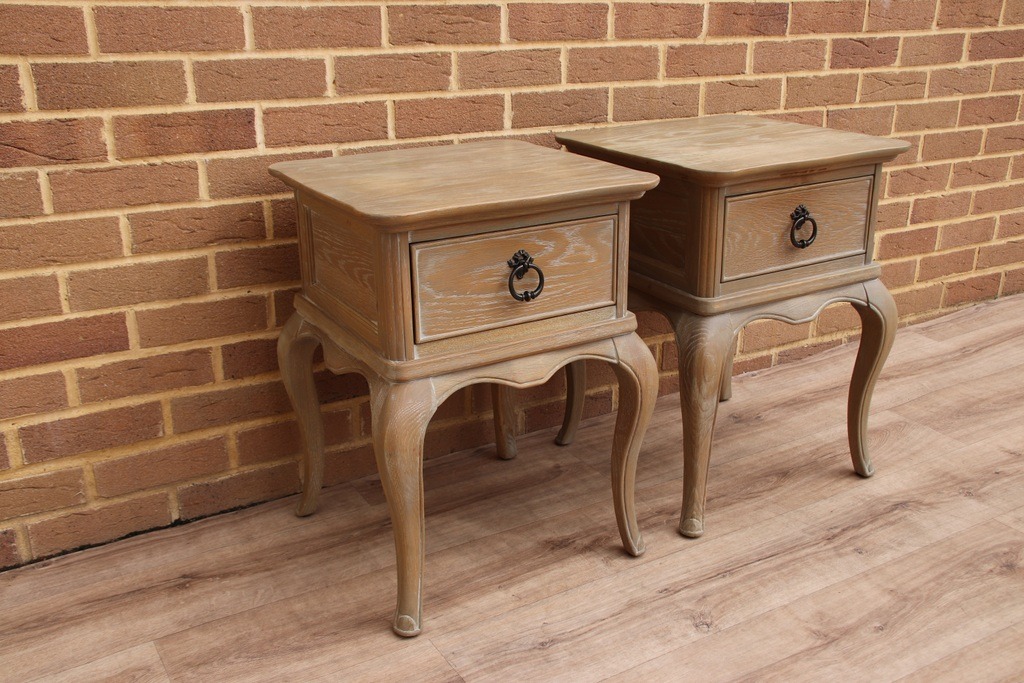 Pair of Willis and Gambier Bedside Tables - Image 3