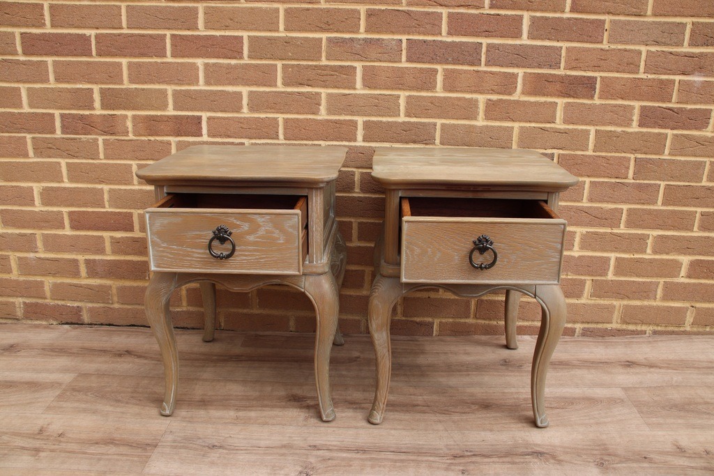 Pair of Willis and Gambier Bedside Tables - Image 5