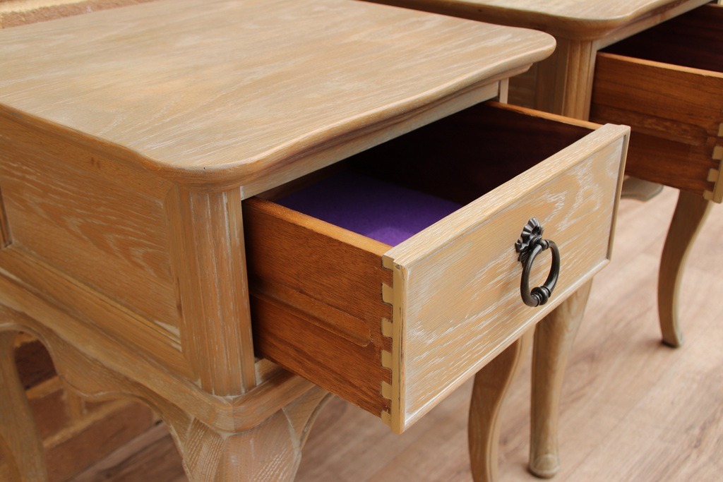 Pair of Willis and Gambier Bedside Tables - Image 7